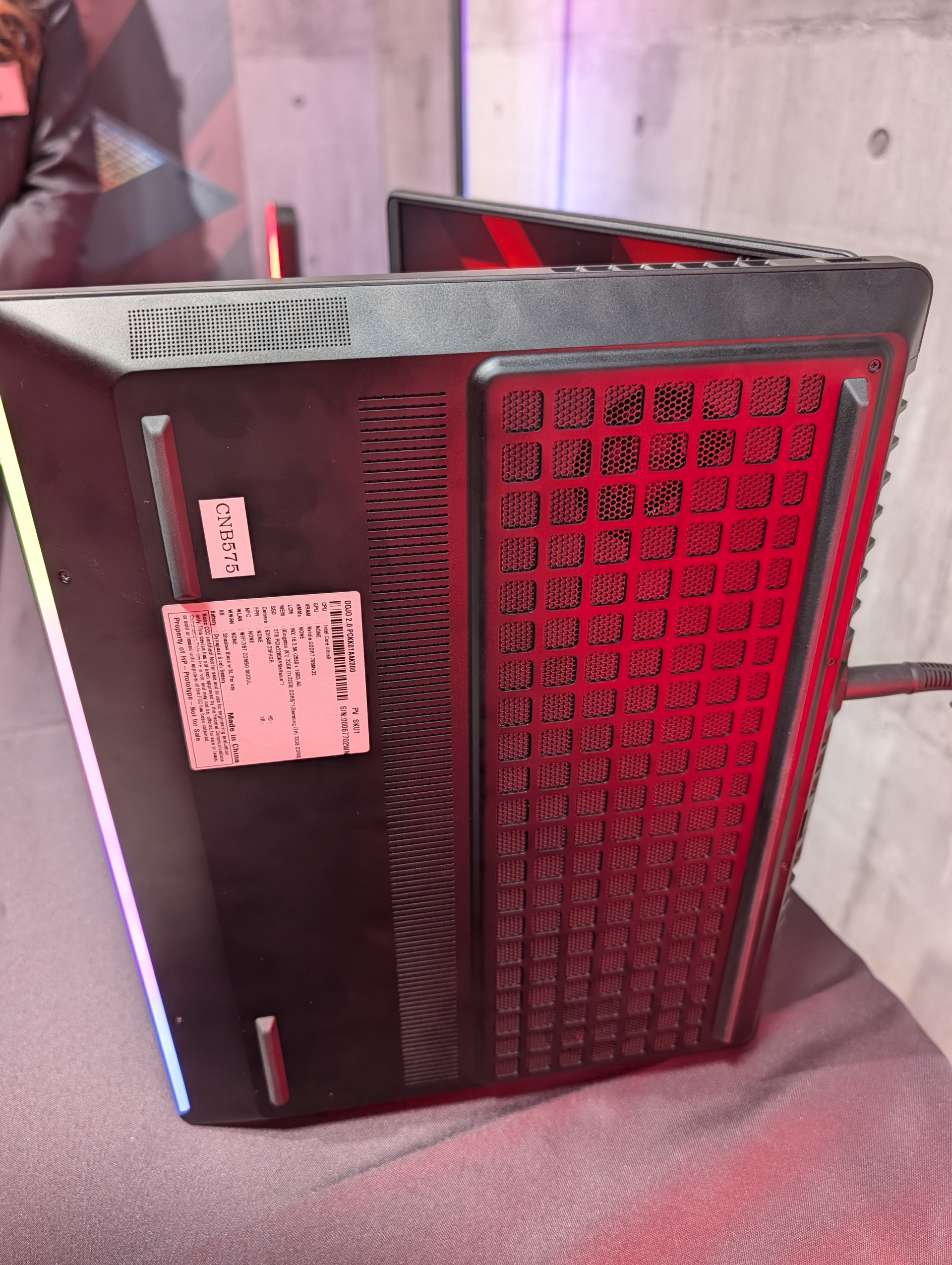 底面は半分以上の領域が中抜きされており、吸気性能が高められている