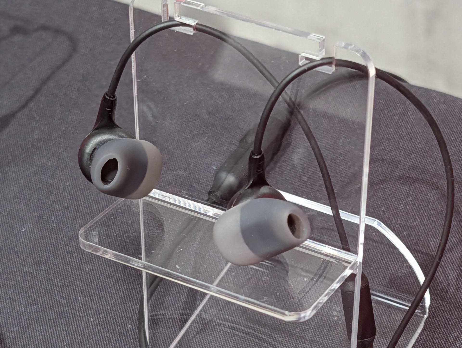 「HyperX Cloud EarBuds III」は3.5mmステレオミニ接続の下位モデル。展示品はレッドがIII S、ブラックがIIIだったが、商品としてはどちらも2色展開される。形状は独自の「Intra-Concha(イントラコンカ)」設計で、耳に入れても圧迫感が少なく、ガイドのような出っ張りが耳穴の端にうまく引っ掛かるようにできている