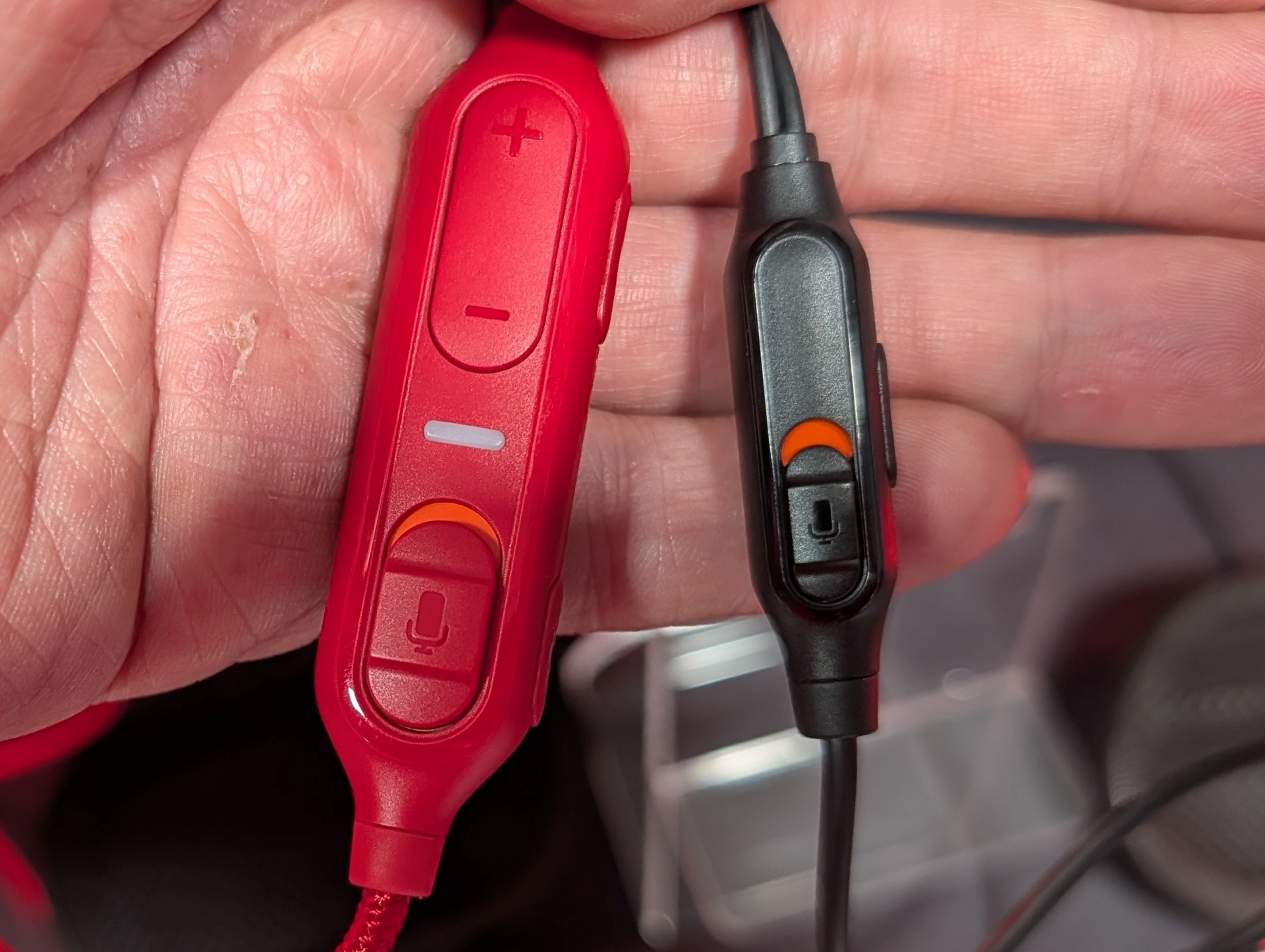 ボリューム操作などを行なうコントロール部の違い。III S（左）にはDPSが内蔵されており、バーチャルサラウンドなども利用できる