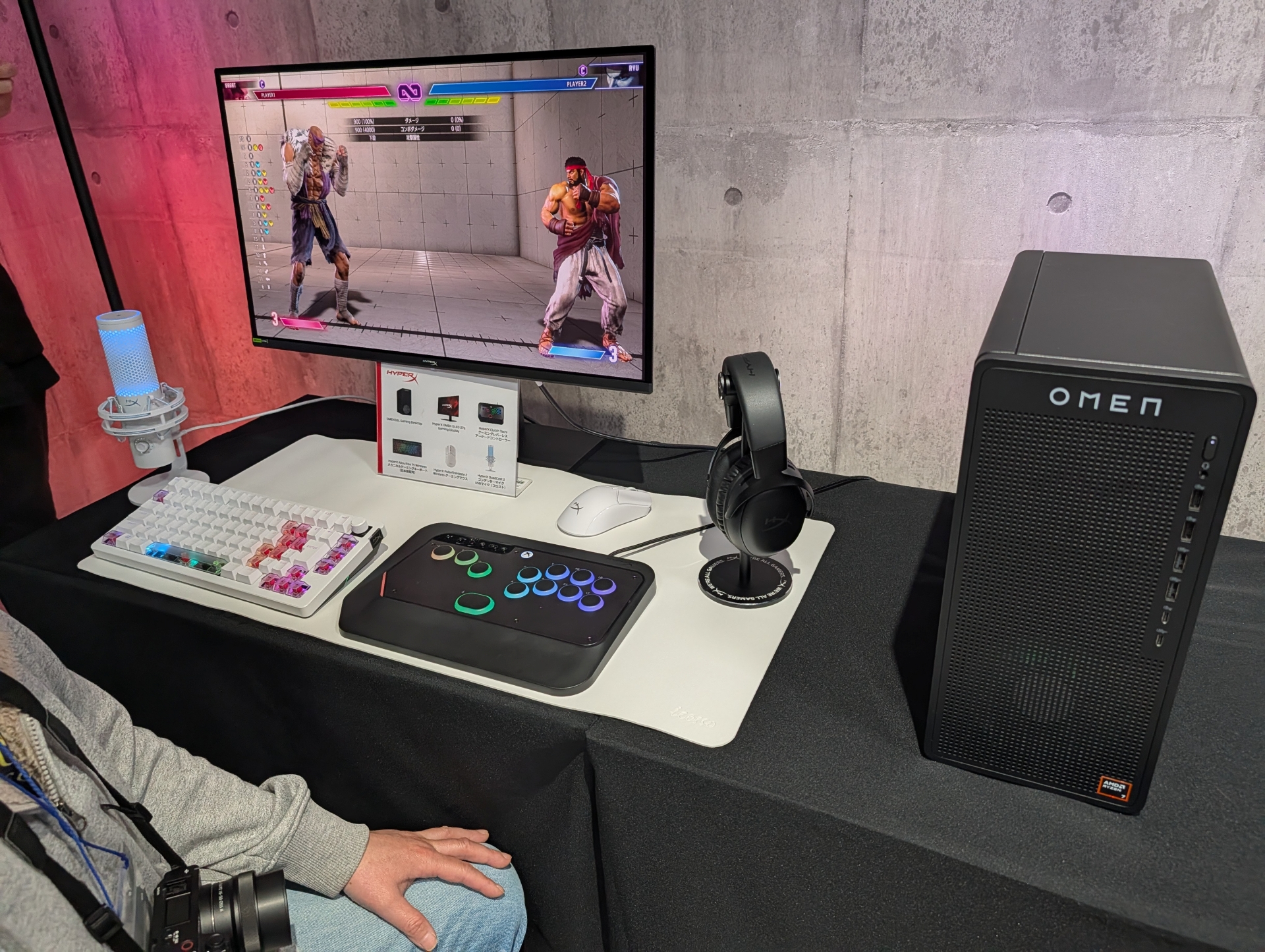 新型のOLEDディスプレイ「HyperX OMEN OLED 27q」とレバーレスコントローラ「HyperX Clutch Tachi」を使用してのゲーム操作デモなども行なわれていた