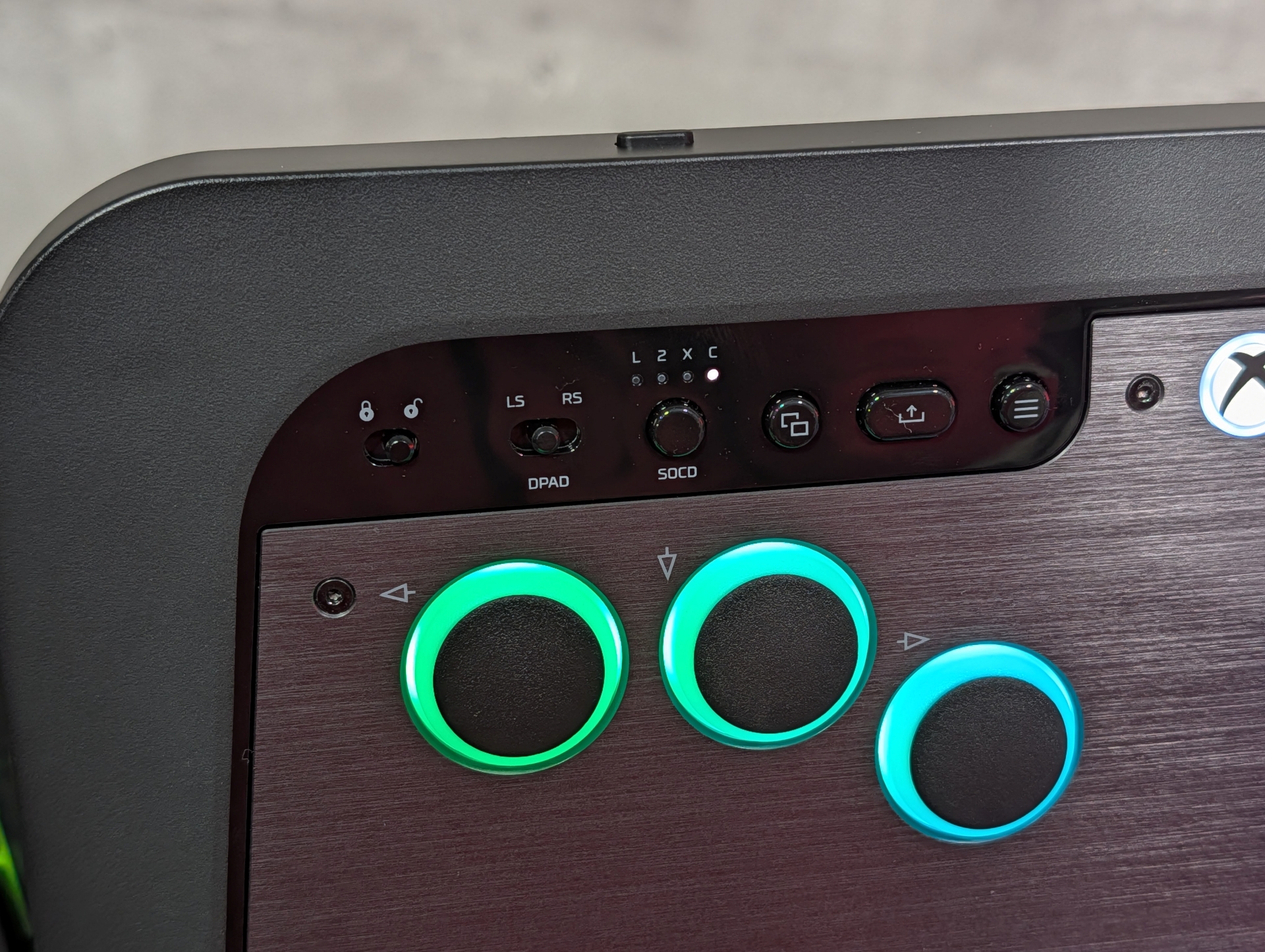 コントローラの制御などを行なう設定ボタンなどは左上にまとめて配置