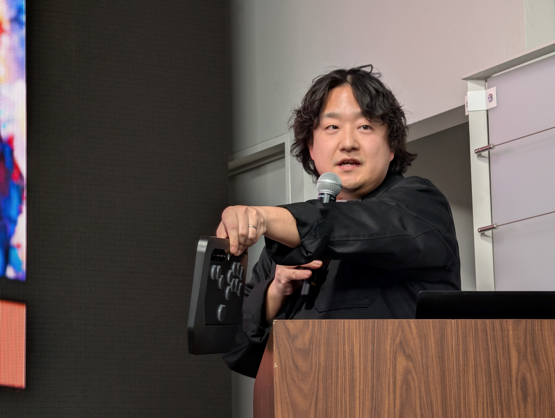 レバーレスコントローラ「HyperX Clutch Tachi」の薄さやコンパクトさなどをアピール