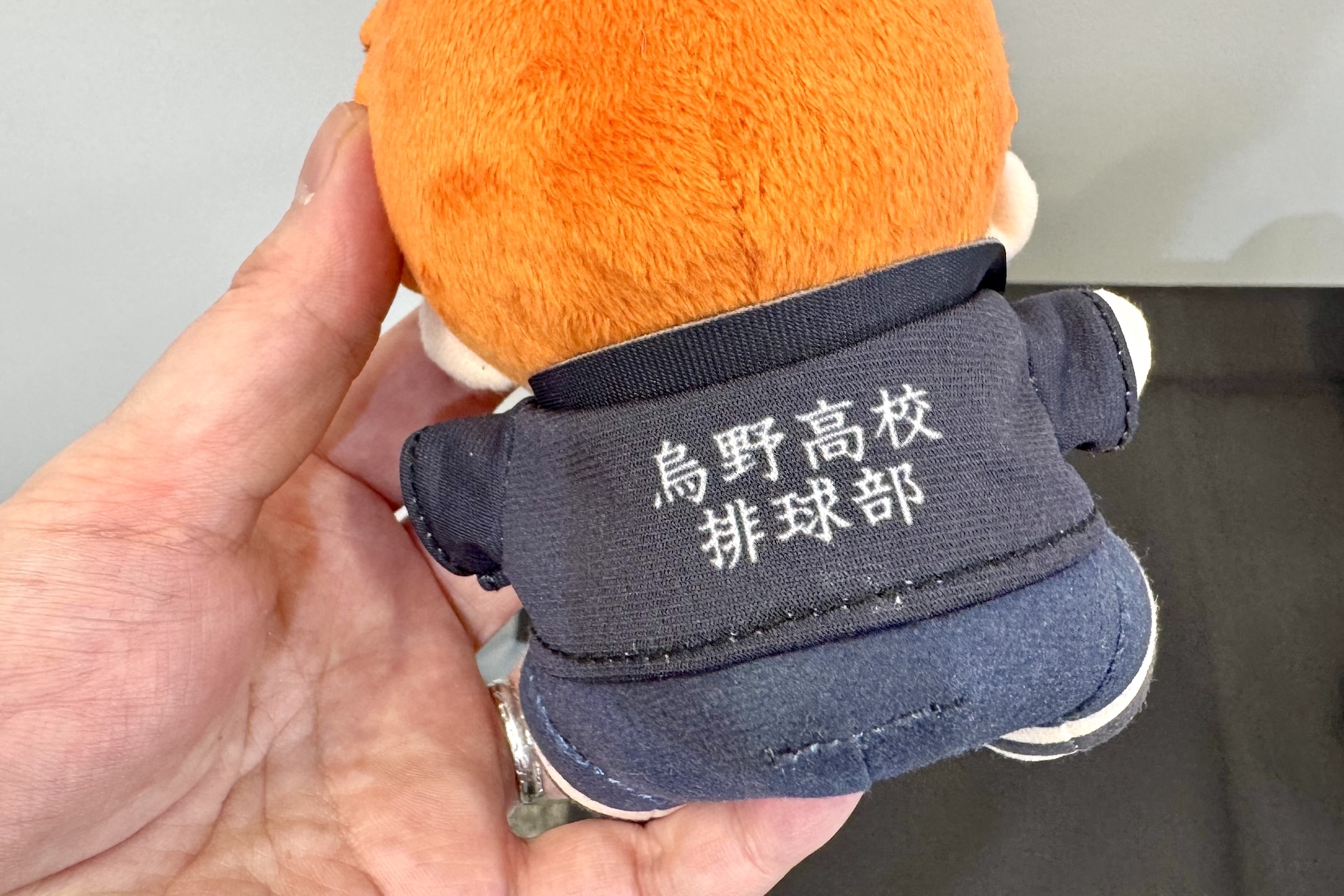 ジャージの背面には高校名がばっちり入っている