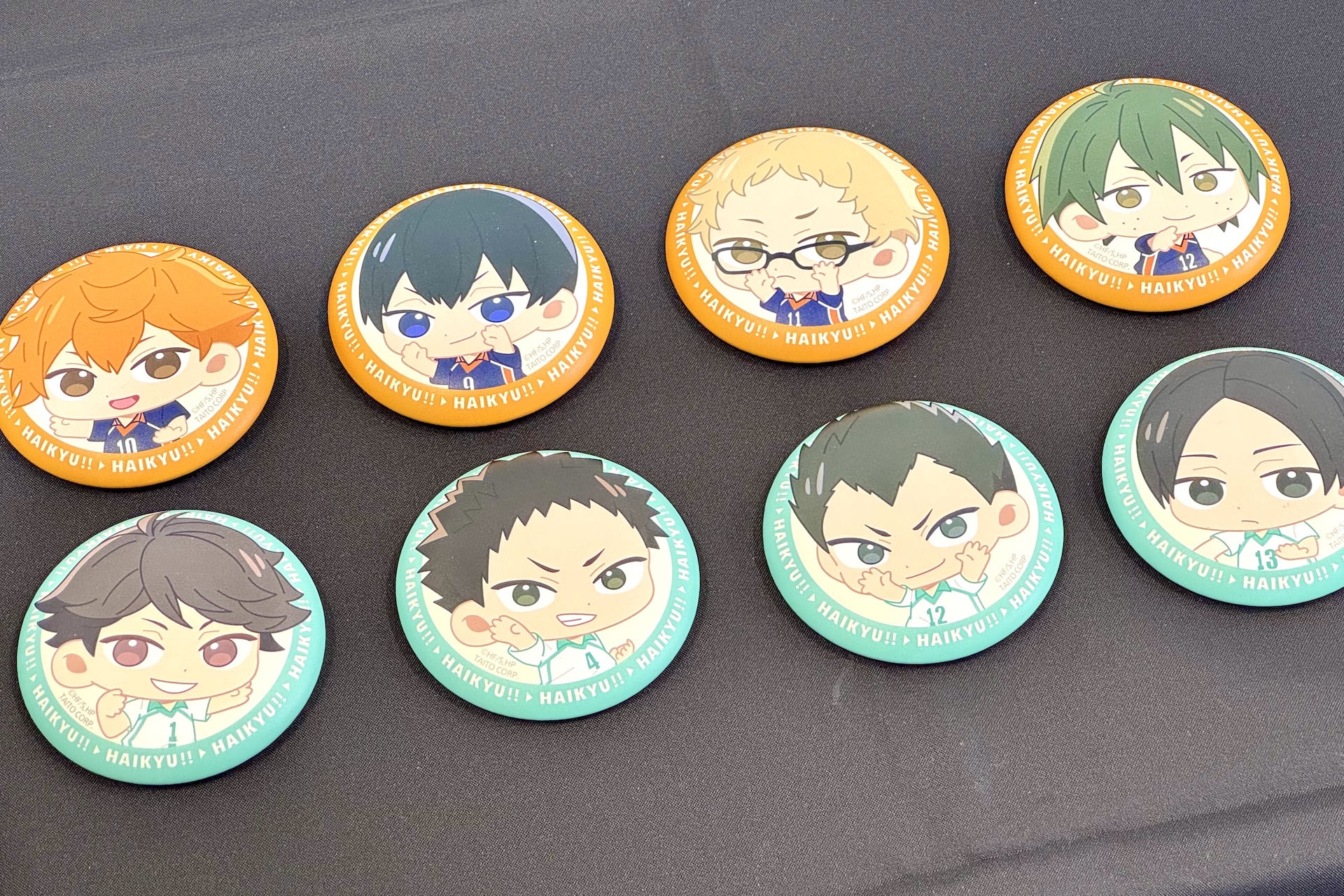 F賞 ふわふわ缶バッジ。こちらは全8種がラインナップ