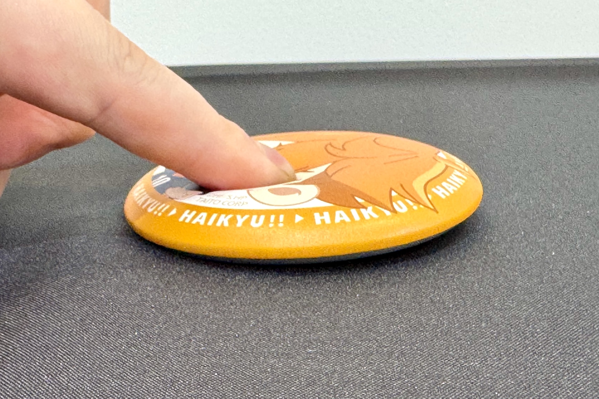 バッジの表面はふわふわの手触り。ぎゅっと押してみるとこの弾力感。思わずぷにぷにしたくなる