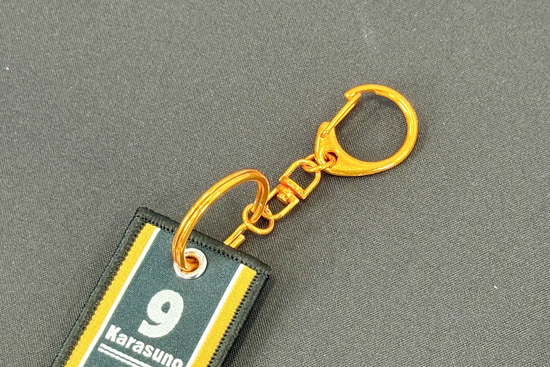 金具部分もチームカラーになっているなど、細部までしっかり抜かりなし