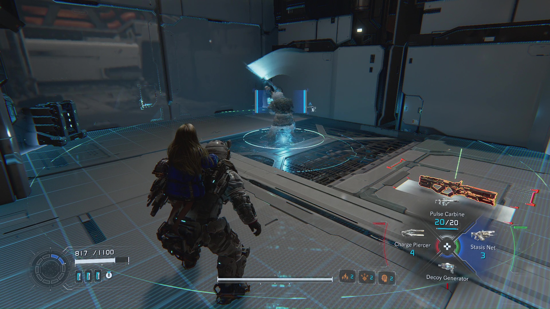 デコイを発生させて敵の注意を引き付ける特殊な武装も