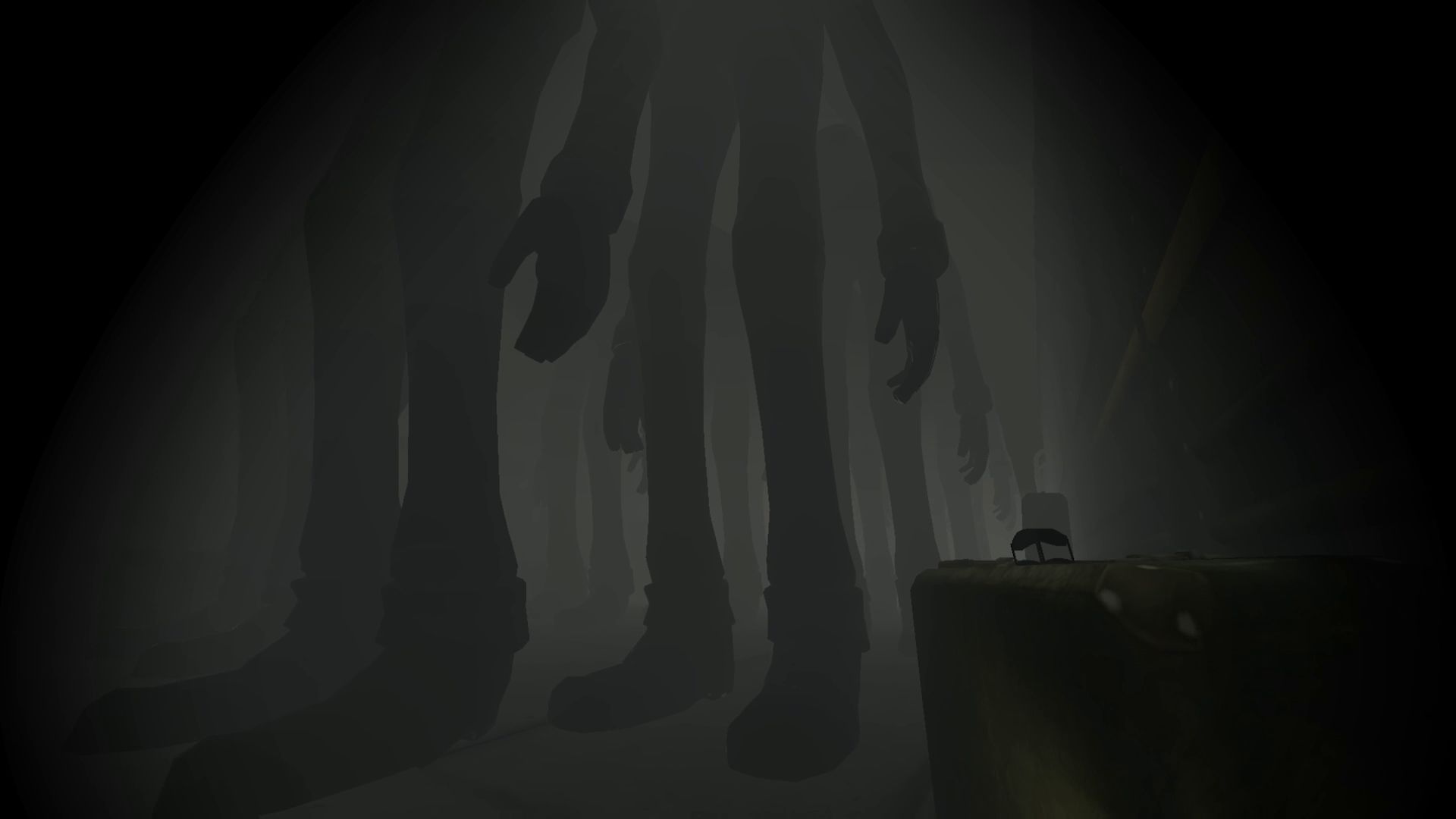 「駅」のステージも子供の視点から見た怖さが上手く強調されている。特に大人たちの表情の描き方が面白い