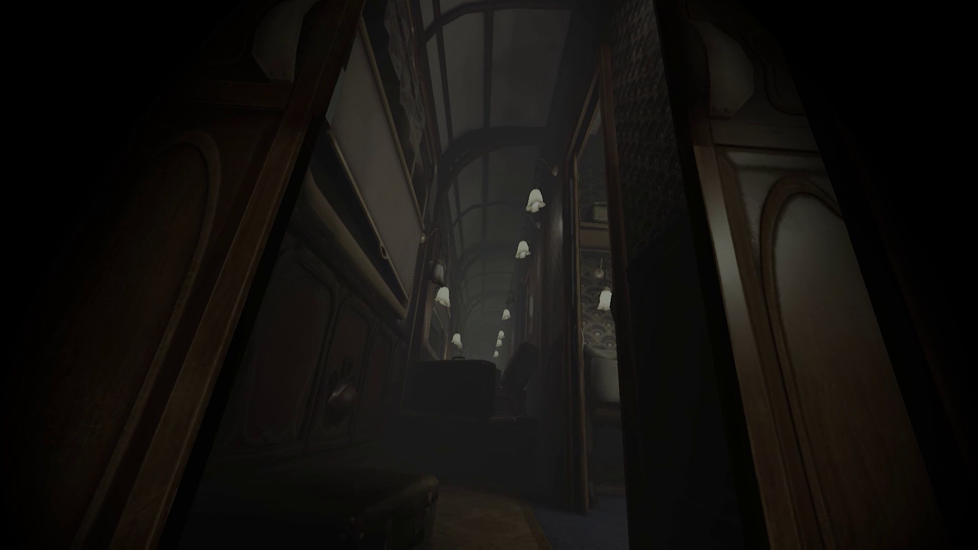 「駅」のステージも子供の視点から見た怖さが上手く強調されている。特に大人たちの表情の描き方が面白い