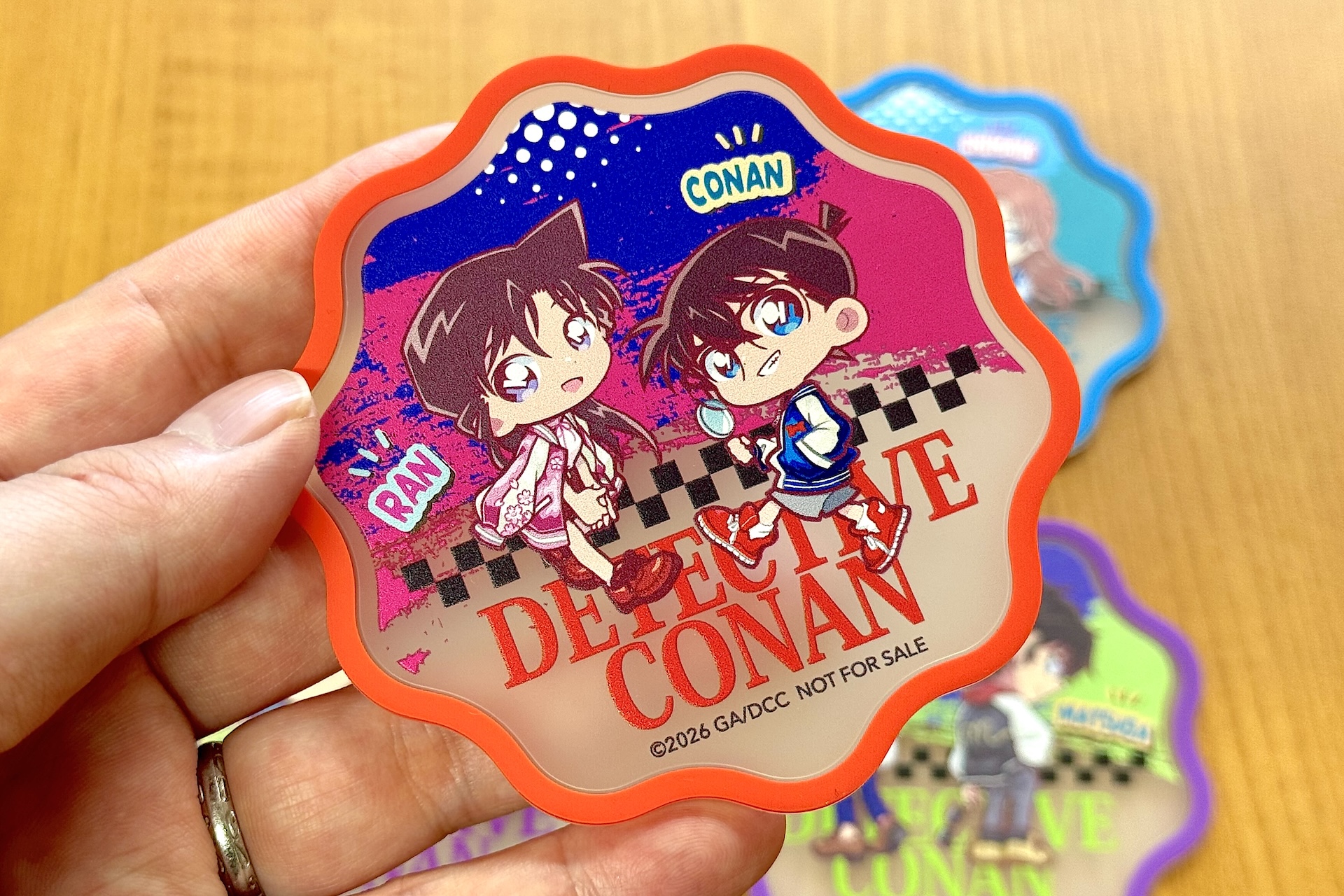 デフォルメ姿のキャラクターたちがかわいい。劇場版「名探偵コナン ハイウェイの堕天使」のイメージに合わせた衣装などが特徴だ