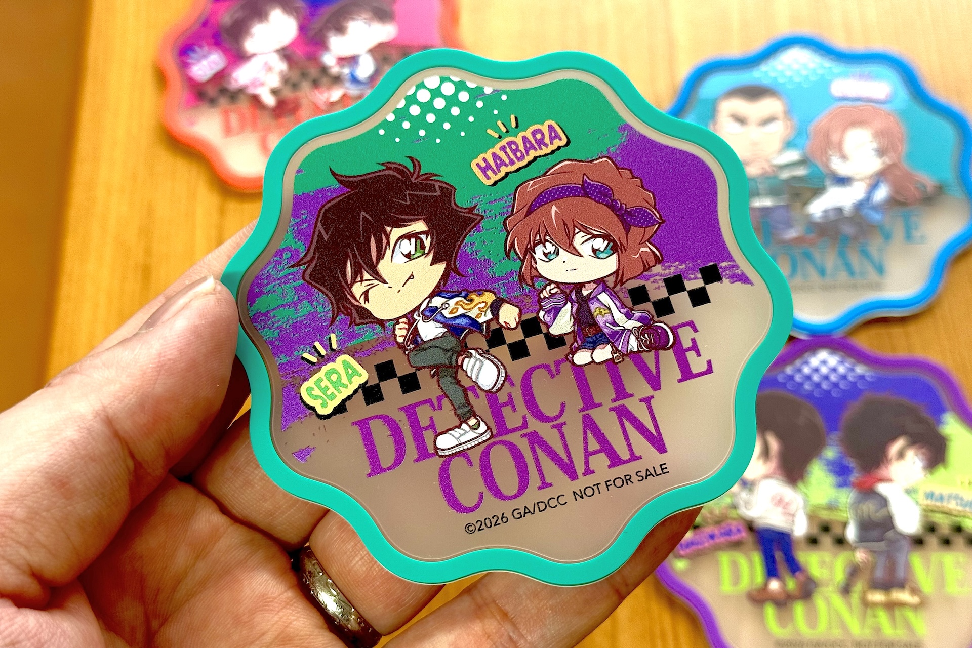 デフォルメ姿のキャラクターたちがかわいい。劇場版「名探偵コナン ハイウェイの堕天使」のイメージに合わせた衣装などが特徴だ