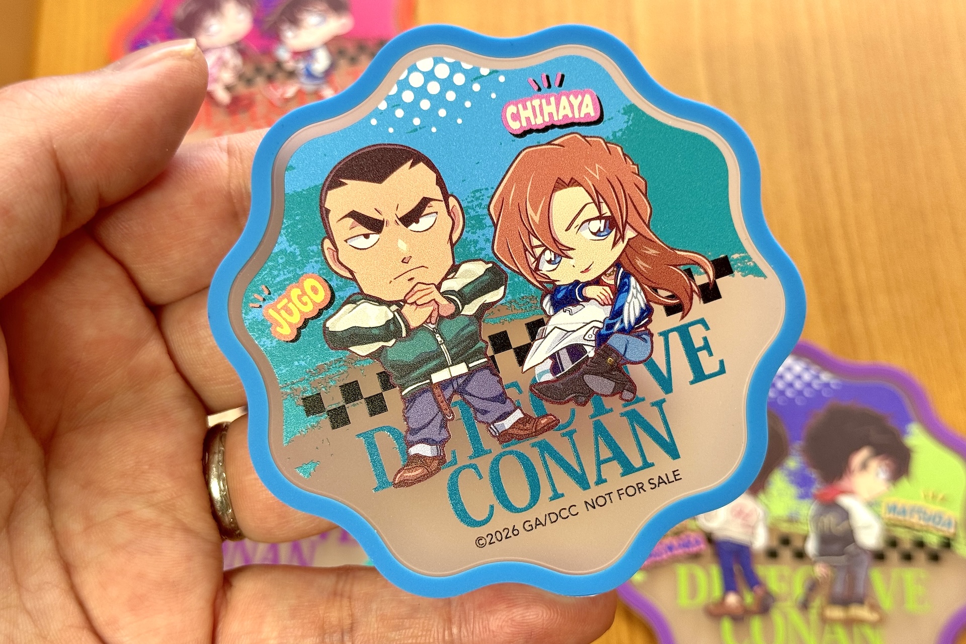 デフォルメ姿のキャラクターたちがかわいい。劇場版「名探偵コナン ハイウェイの堕天使」のイメージに合わせた衣装などが特徴だ