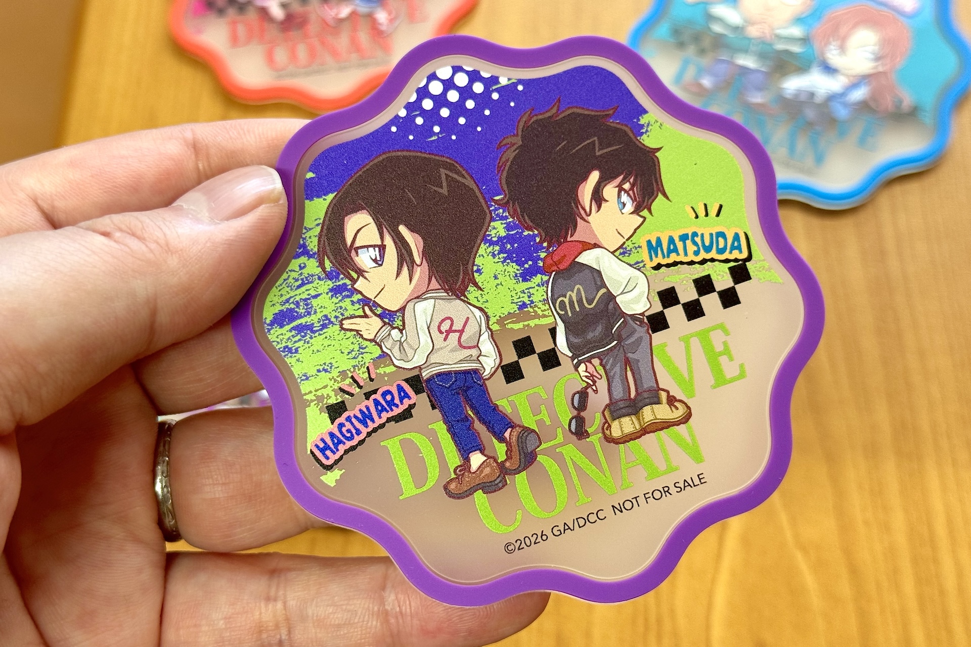 デフォルメ姿のキャラクターたちがかわいい。劇場版「名探偵コナン ハイウェイの堕天使」のイメージに合わせた衣装などが特徴だ