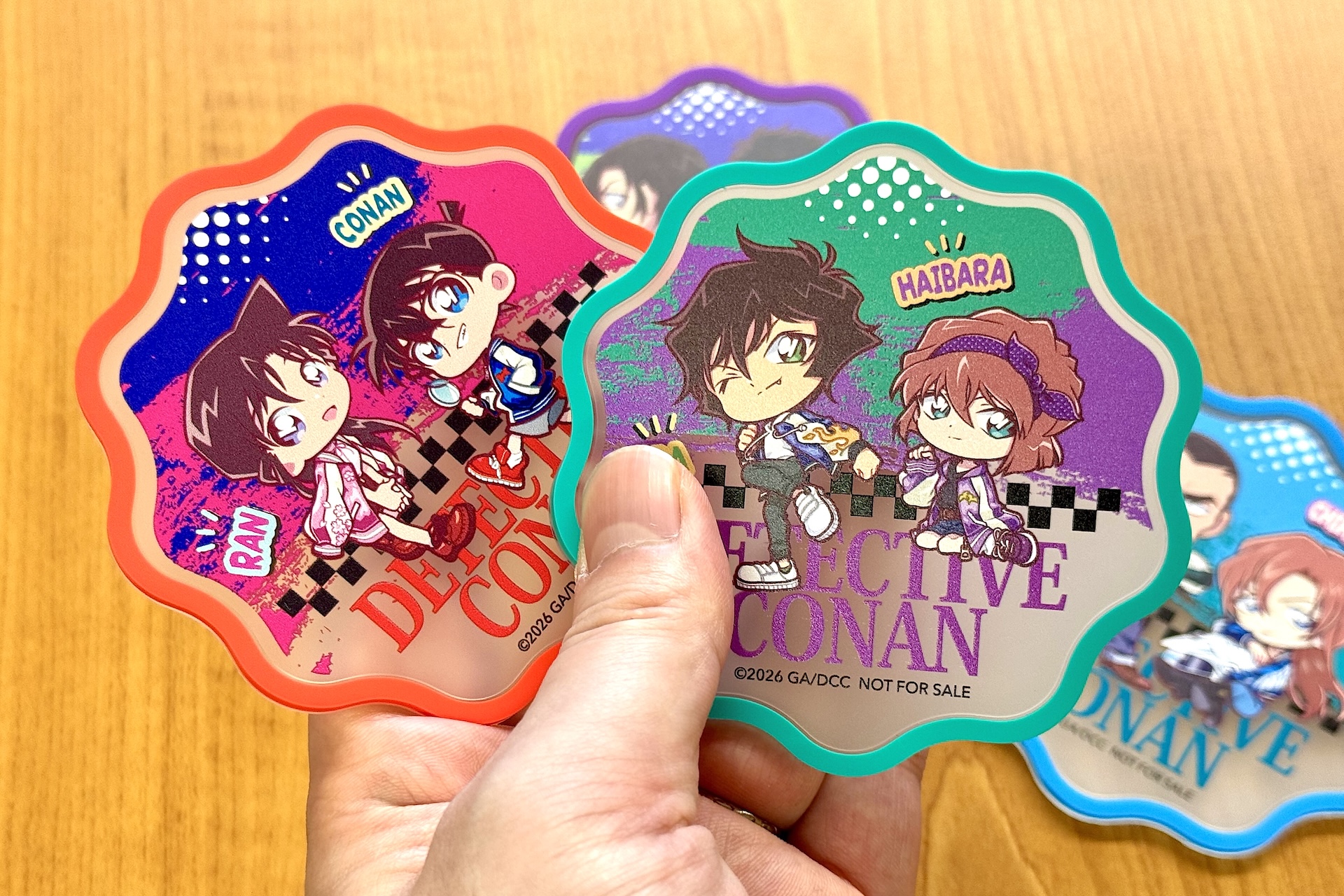 デフォルメ姿のキャラクターたちがかわいい。劇場版「名探偵コナン ハイウェイの堕天使」のイメージに合わせた衣装などが特徴だ