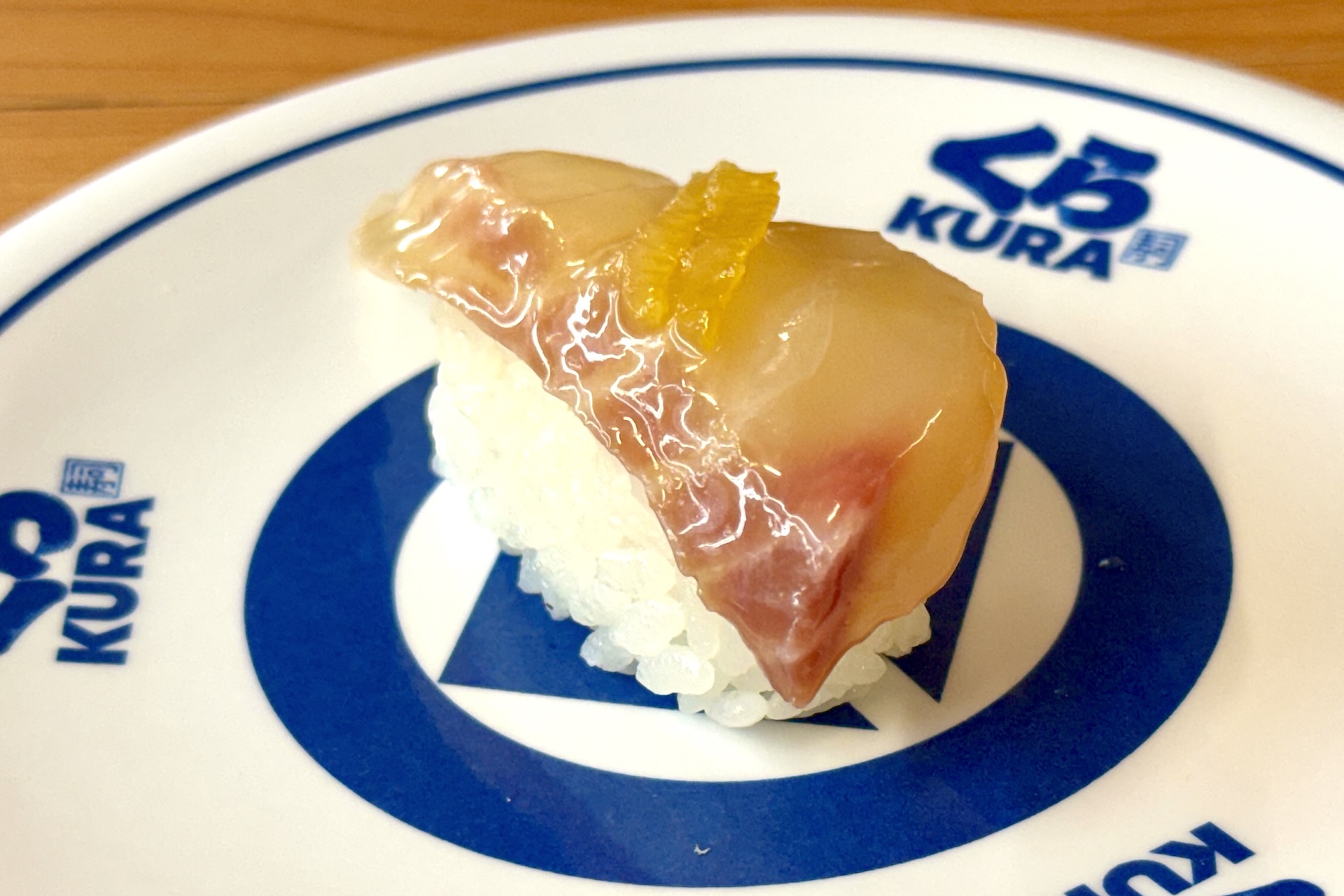 「熟成 ゆず漬け桜鯛（一貫）」 価格：160円 販売期間：販売中〜4月26日まで