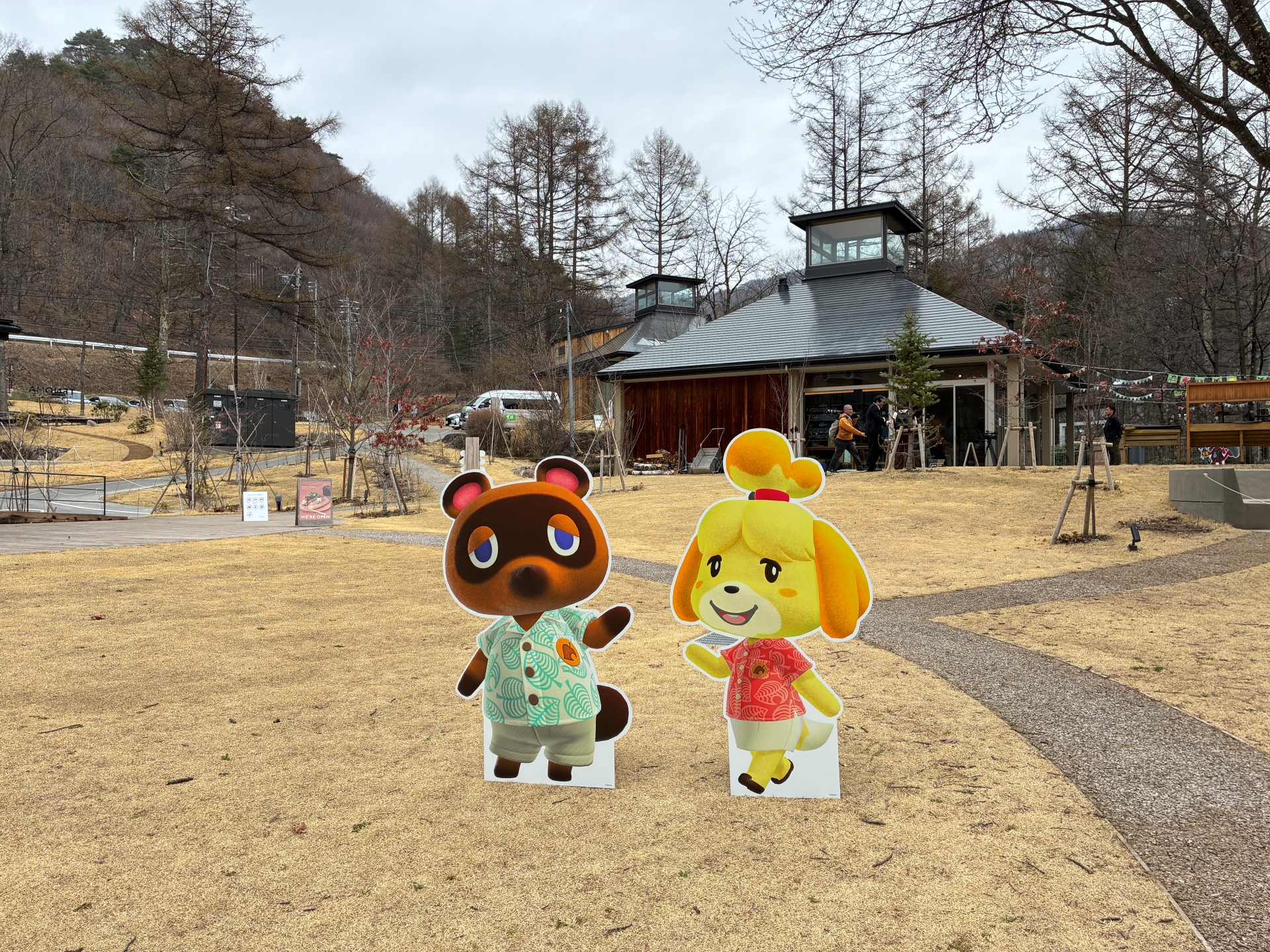 「TENOHA蓼科」周囲にも「あつまれ どうぶつの森」の装飾がある