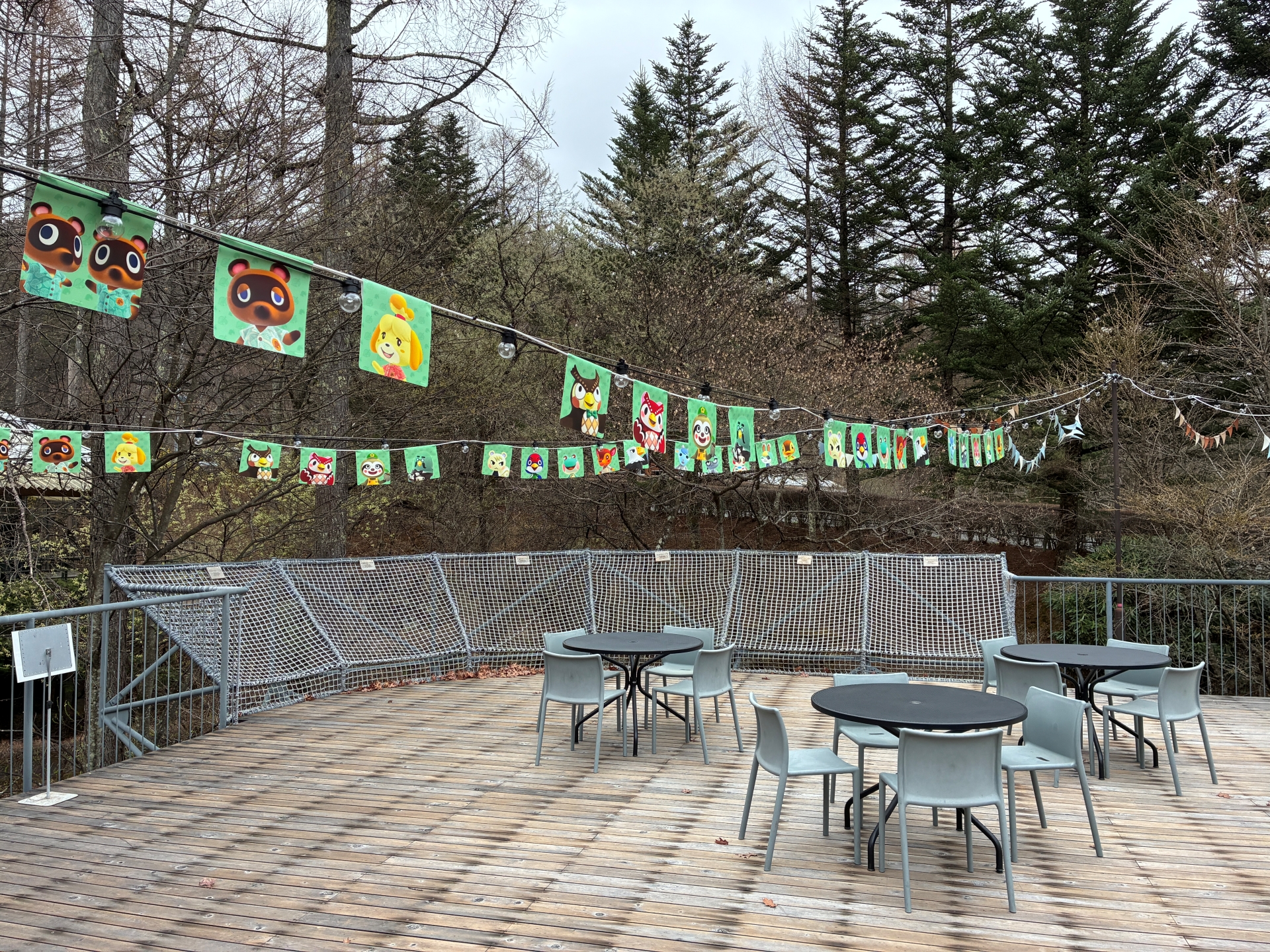 「TENOHA蓼科」周囲にも「あつまれ どうぶつの森」の装飾がある