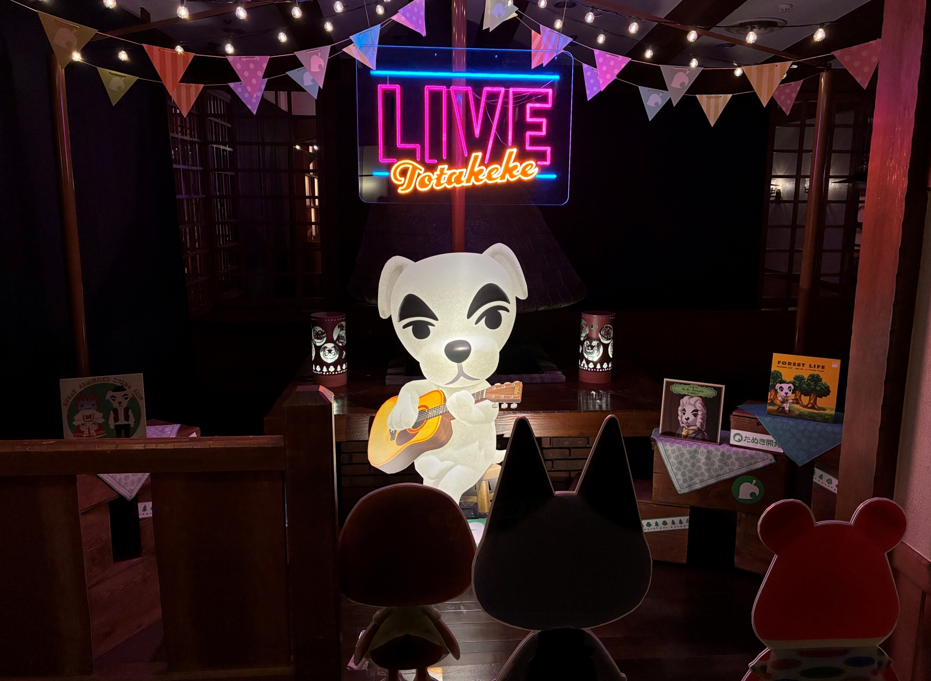 まるでとたけけのライブ会場のような場所。ネオンサインやライトの当て方、観客の住民たちなど、細かい演出が効いている