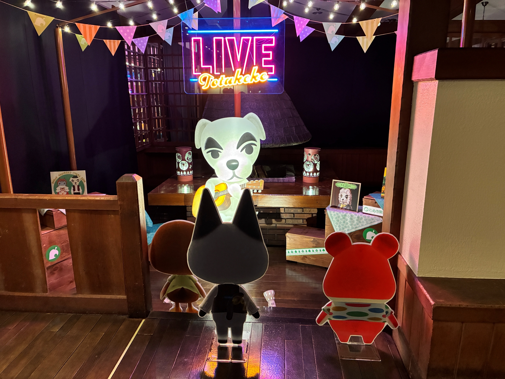 まるでとたけけのライブ会場のような場所。ネオンサインやライトの当て方、観客の住民たちなど、細かい演出が効いている