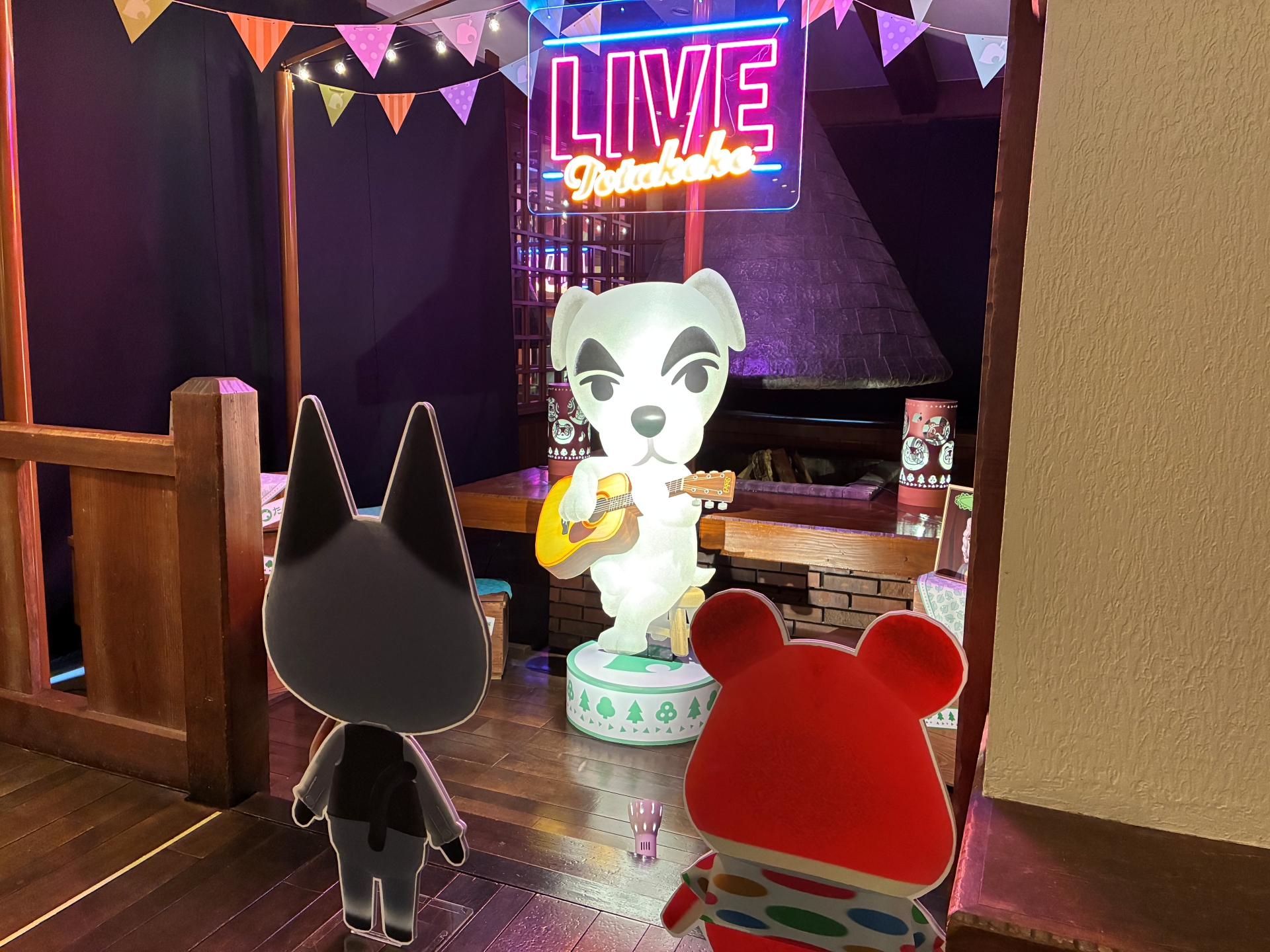 まるでとたけけのライブ会場のような場所。ネオンサインやライトの当て方、観客の住民たちなど、細かい演出が効いている