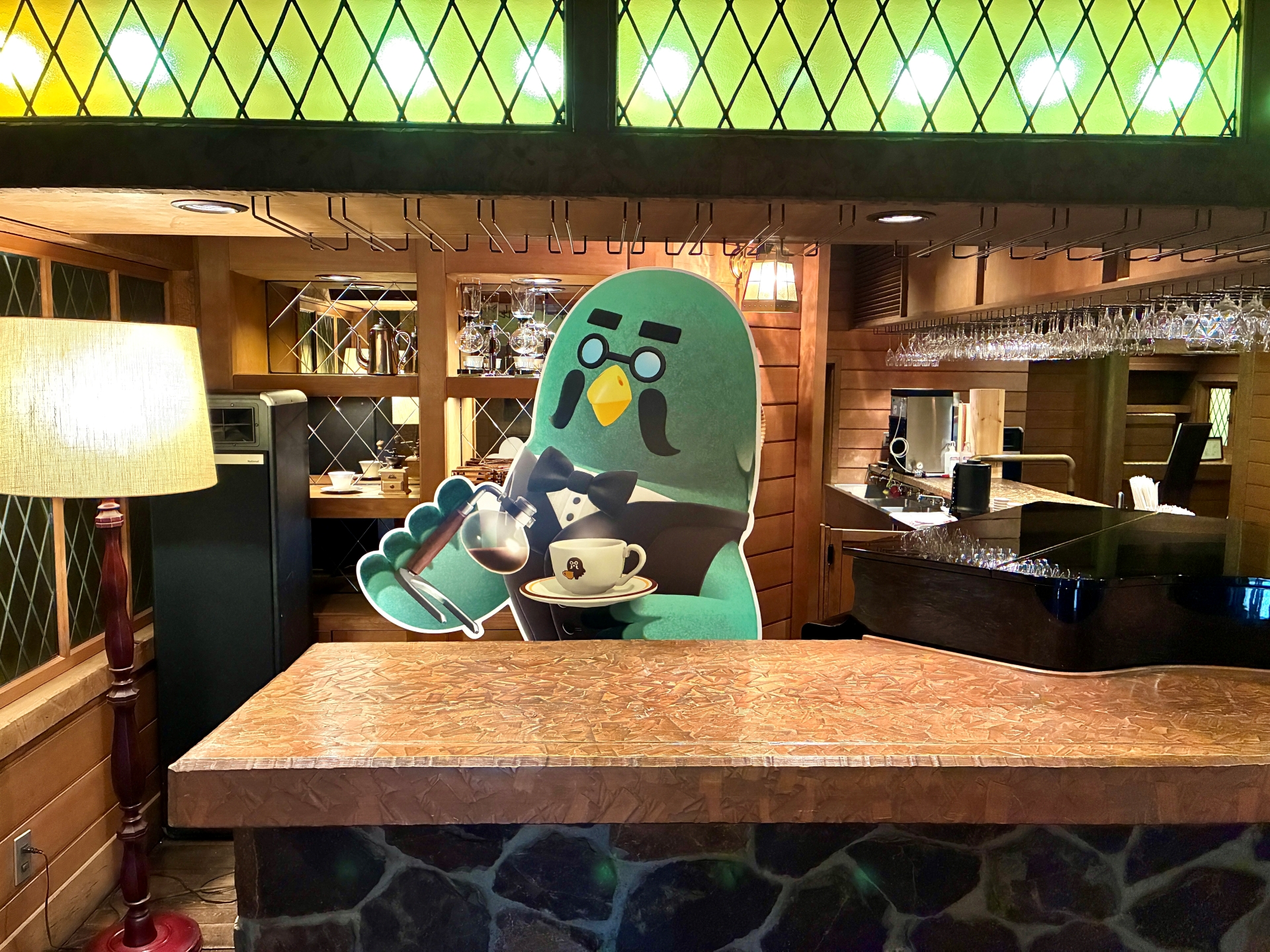 カウンター越しのマスター。ゲーム内の、プレーヤー視点で見るマスターの姿ではないだろうか