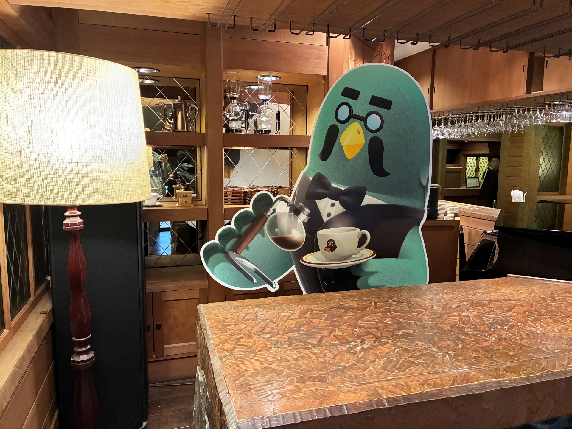 カウンター越しのマスター。ゲーム内の、プレーヤー視点で見るマスターの姿ではないだろうか