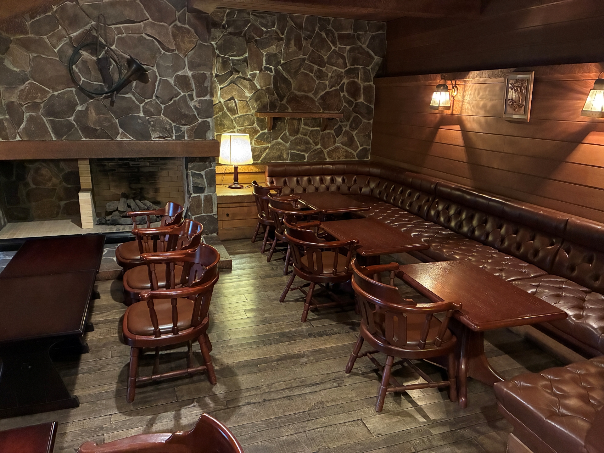 ドリンクチケットを購入すれば、この趣あふれる部屋でドリンクを楽しめる