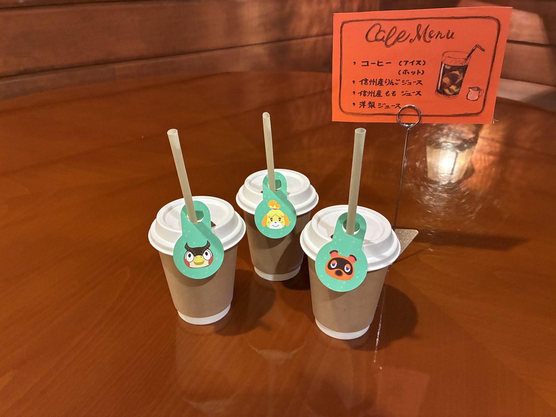 ドリンクはコーヒーのほか、りんご、もも、なしのジュースがある。ゲーム内で登場し、なおかつ長野県で取れるくだものにしてあるそう