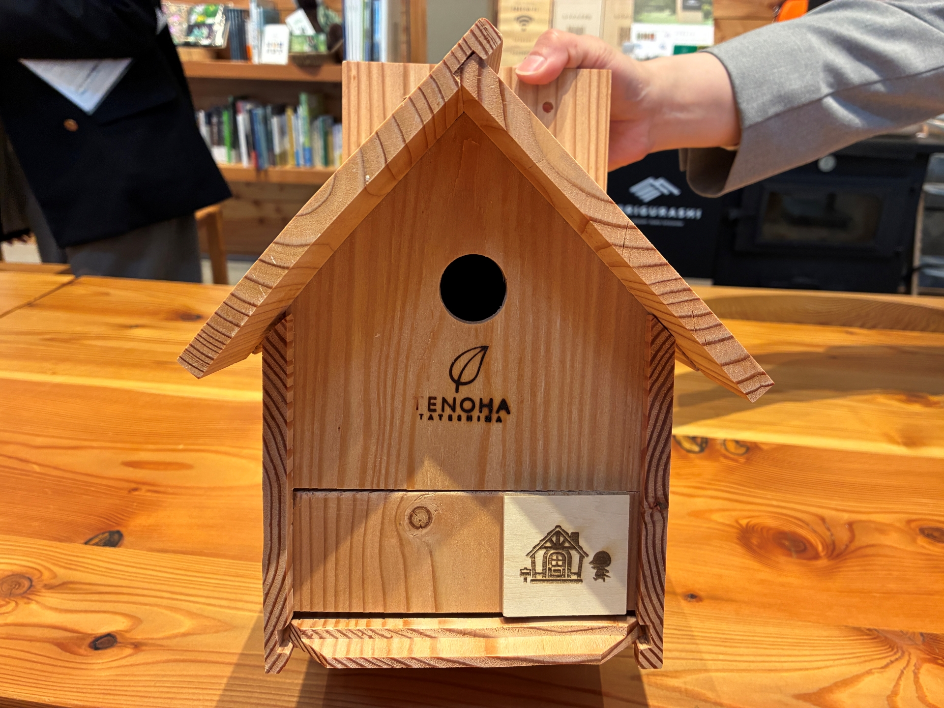 巣箱づくり。ワンポイントでツバクロのシルエットを付けられる