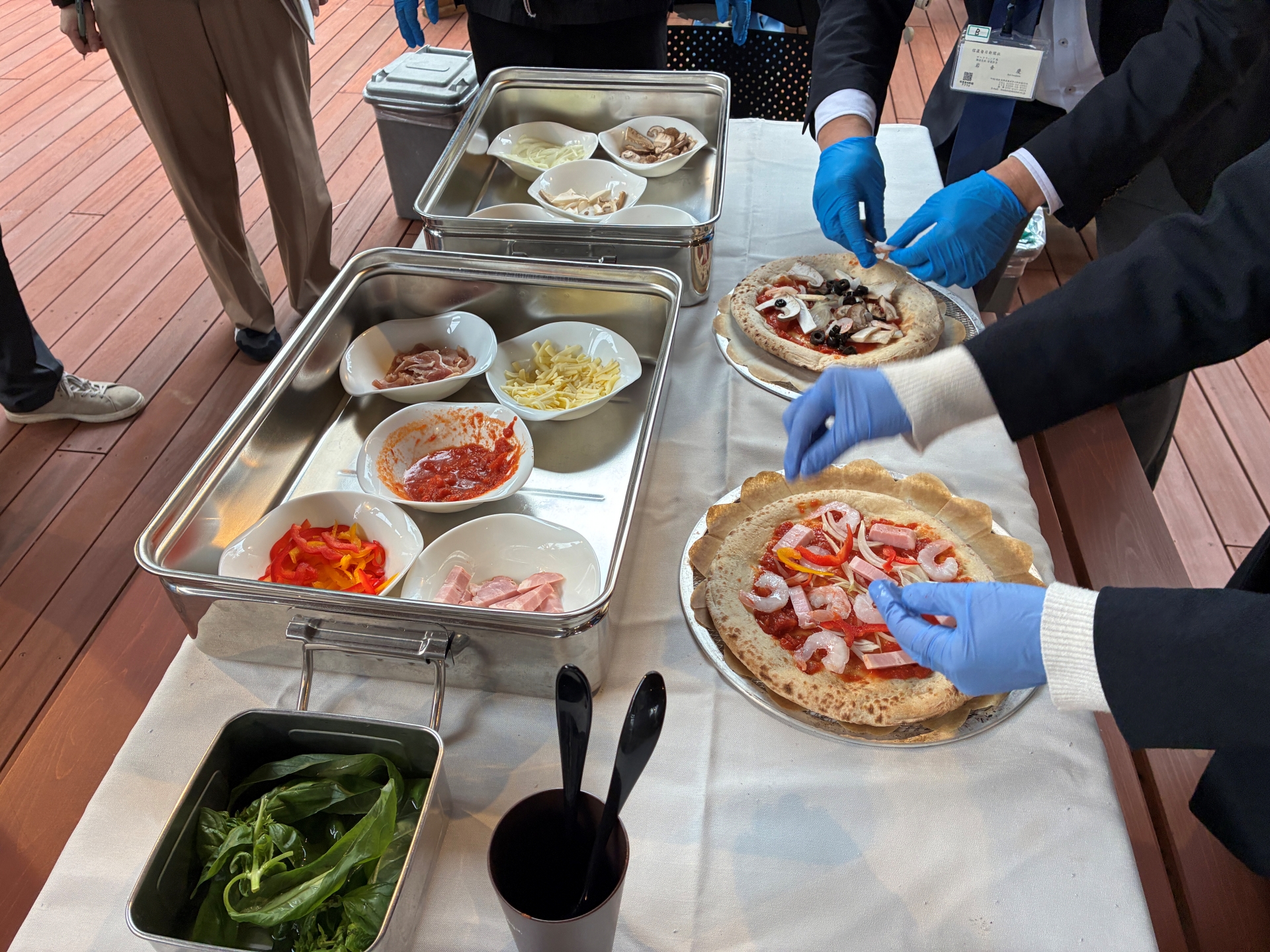 ピザづくり体験。焼き立てをその場で食べられる