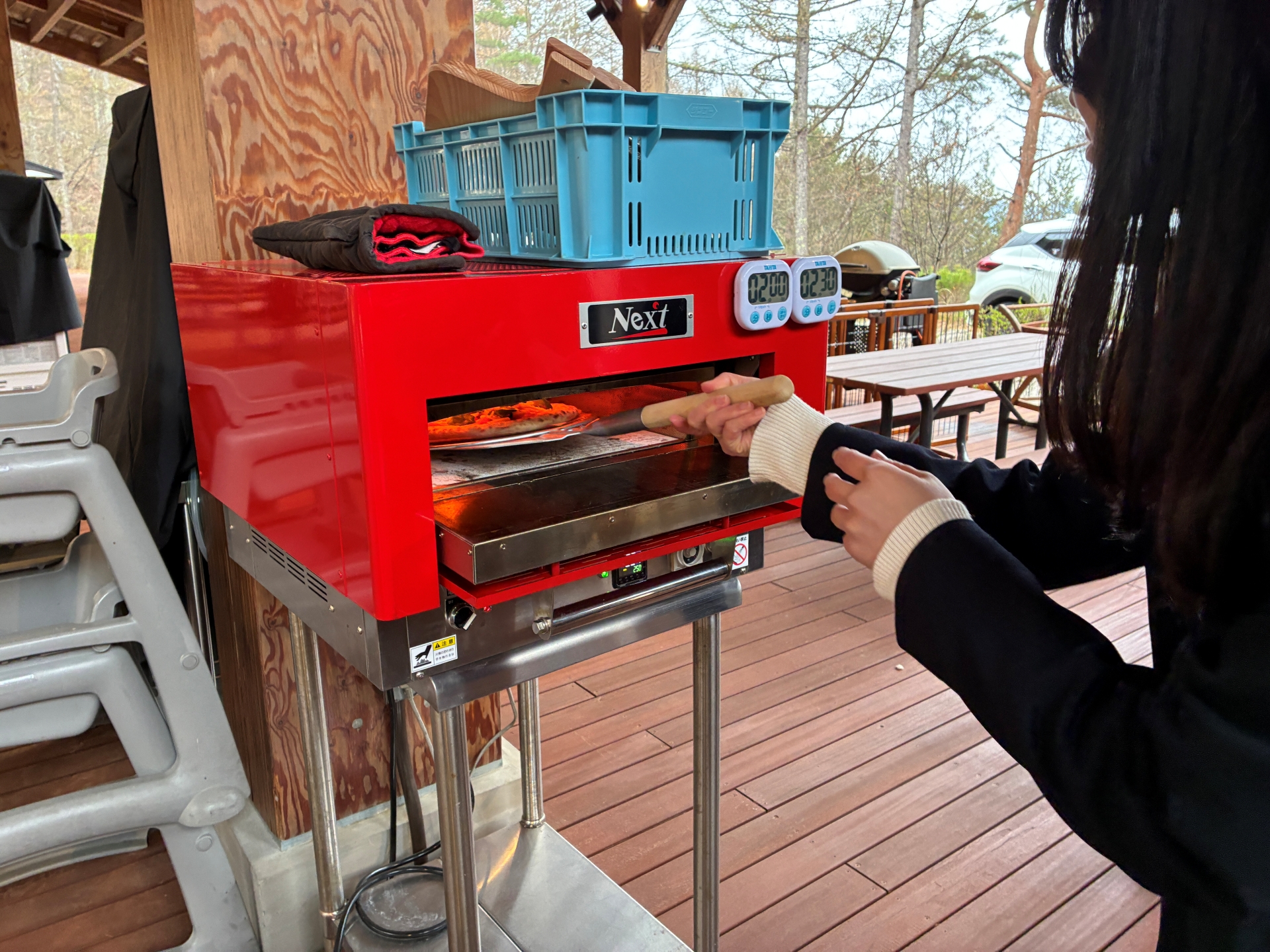 ピザづくり体験。焼き立てをその場で食べられる