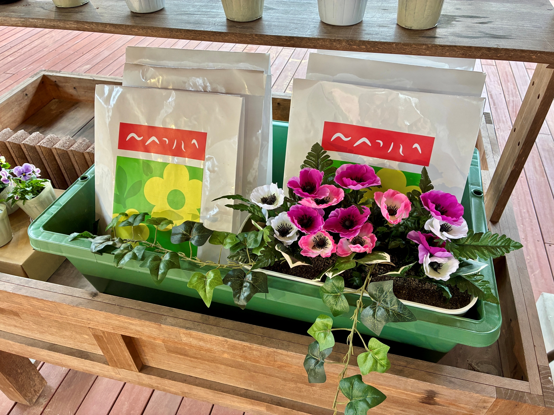 園芸店のワゴンを再現した装飾。間近で見るほどに気合が入っていることが伝わる