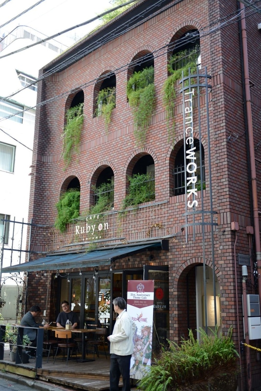 イベントのコンセプトにぴったりの開放感あふれるカフェ。1階と2階を自由に行き来しながら、思い思いの時間を過ごすことができた