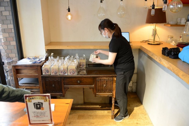 開場に向け、インフォメーションデスクでは準備が着々と進められている