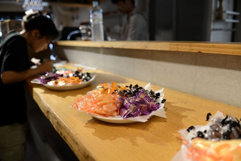 ドリンクと共に提供される、目にも楽しいスイーツ