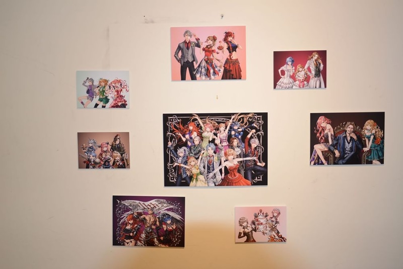 隼優紀氏の歴代オリジナルイラストが並ぶギャラリー