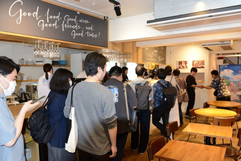 ドリンクやスイーツを待つ間、カフェの落ち着いた雰囲気の中でゆったりとくつろぐ冒険家たち