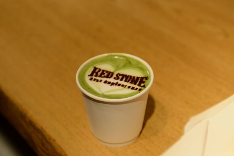 2種類のオリジナルラテアートドリンクと「おかわり」交換券、そしてカップケーキなど、目移りするほど豊富なメニューが登場