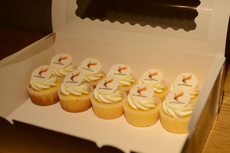 2種類のオリジナルラテアートドリンクと「おかわり」交換券、そしてカップケーキなど、目移りするほど豊富なメニューが登場