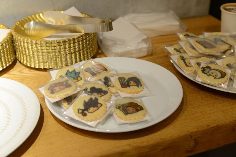 2種類のオリジナルラテアートドリンクと「おかわり」交換券、そしてカップケーキなど、目移りするほど豊富なメニューが登場