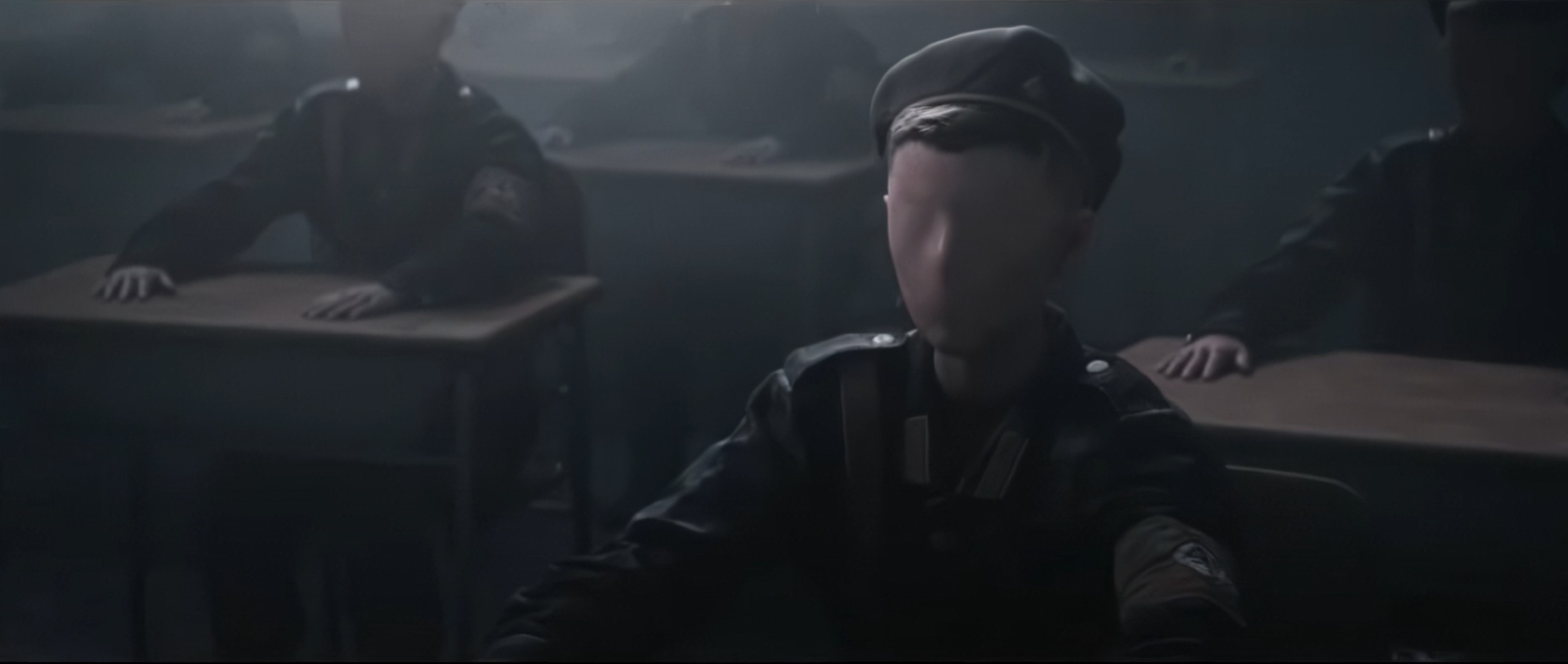 恐ろしいプロパガンダ教育によって敵への憎しみを植え付けられる子供達