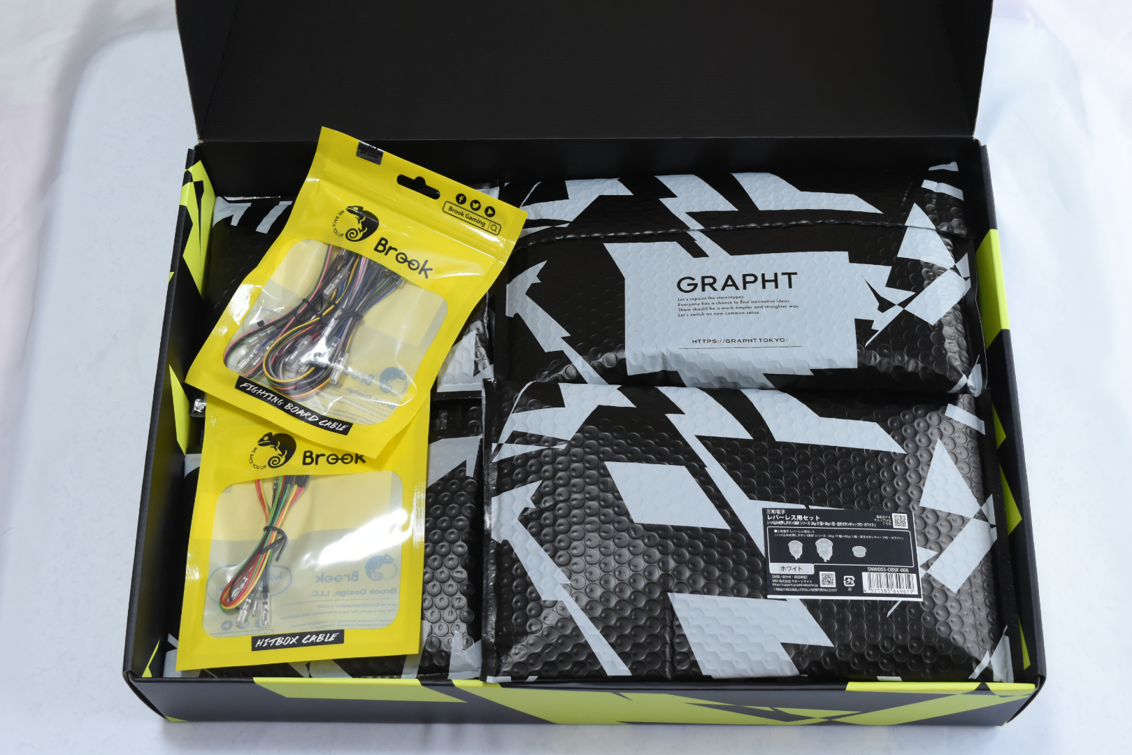 この箱の中に注文したパーツ一式が入っている