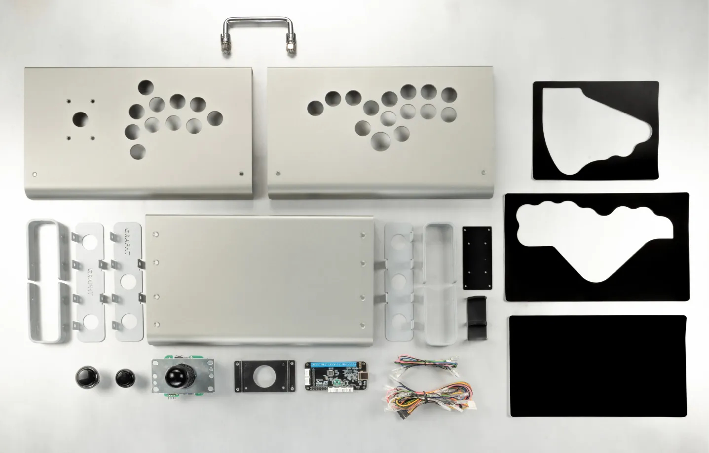 Mサイズ「iO」パーツ一式（上パネルはレバータイプとレバーレスタイプの2種）。ケースと必要なパーツ購入して組み立てるという新しい試みのコントローラーだ