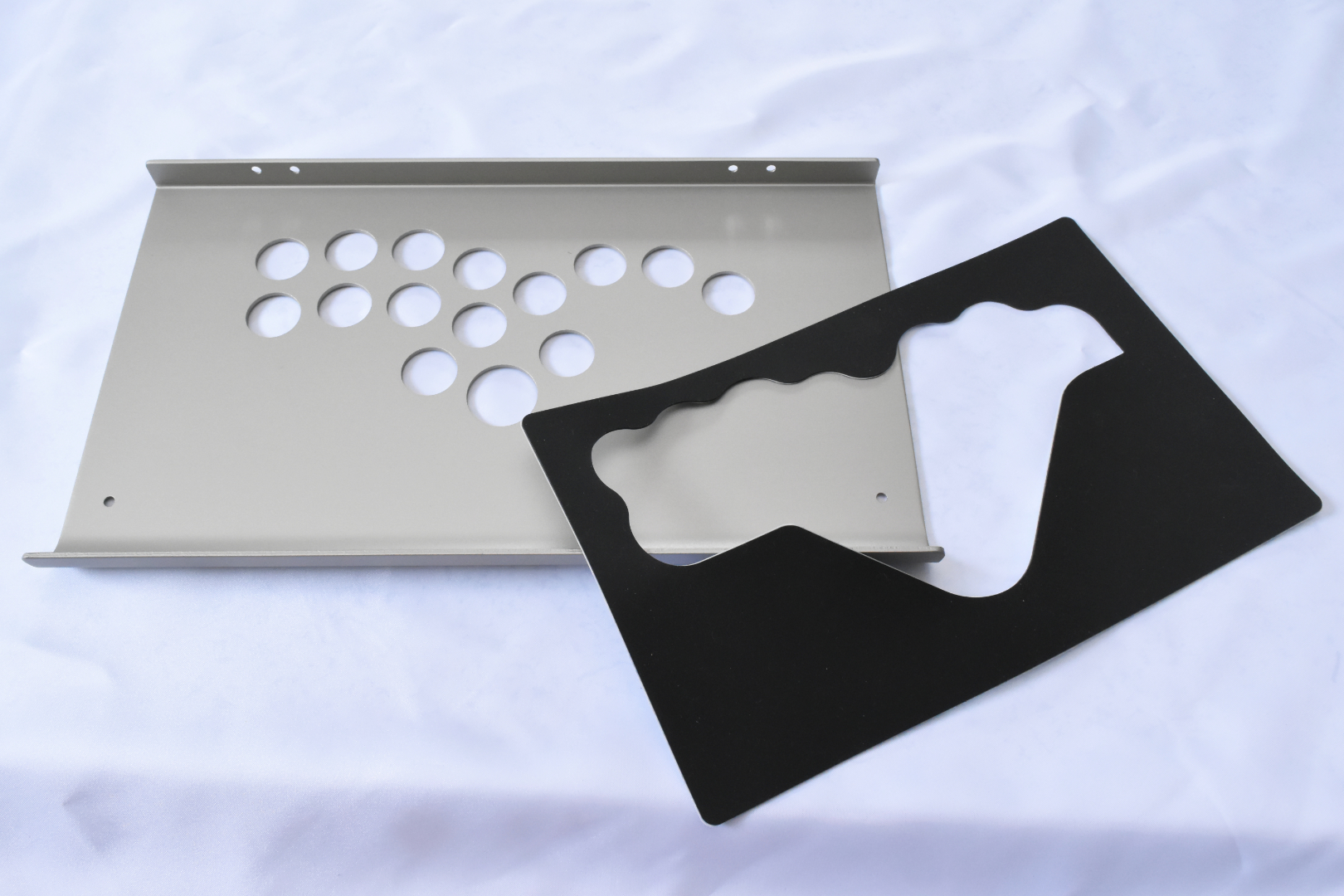 上と下のパネルの内側に静音シートを貼る。ガッツリ曲がって貼ってしまったが、これも自作ならではの味ということにしておく