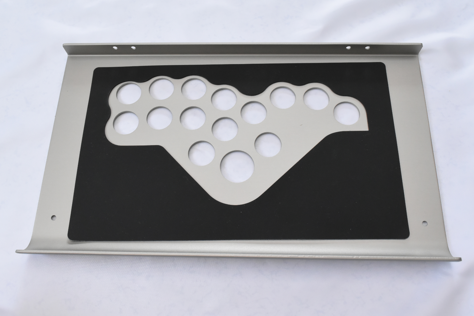 上と下のパネルの内側に静音シートを貼る。ガッツリ曲がって貼ってしまったが、これも自作ならではの味ということにしておく