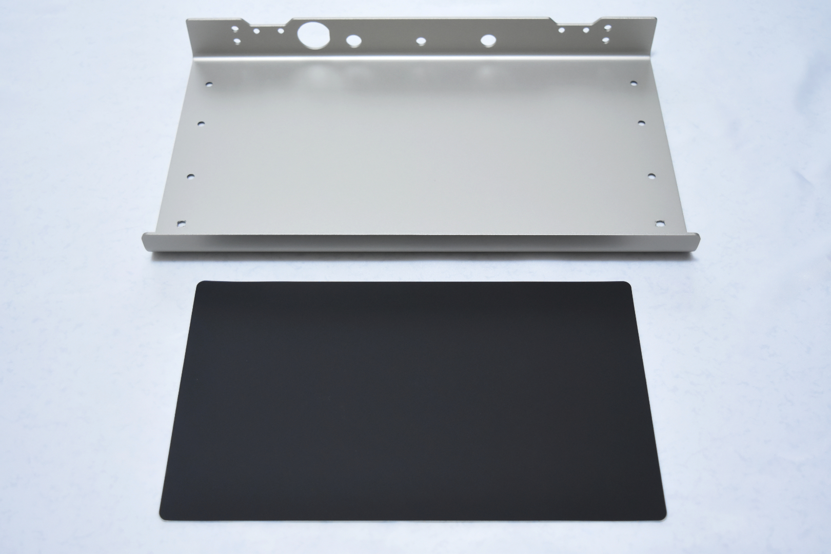 上と下のパネルの内側に静音シートを貼る。ガッツリ曲がって貼ってしまったが、これも自作ならではの味ということにしておく