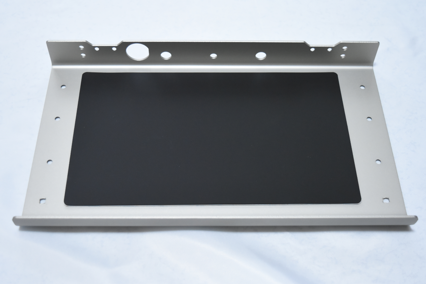 上と下のパネルの内側に静音シートを貼る。ガッツリ曲がって貼ってしまったが、これも自作ならではの味ということにしておく