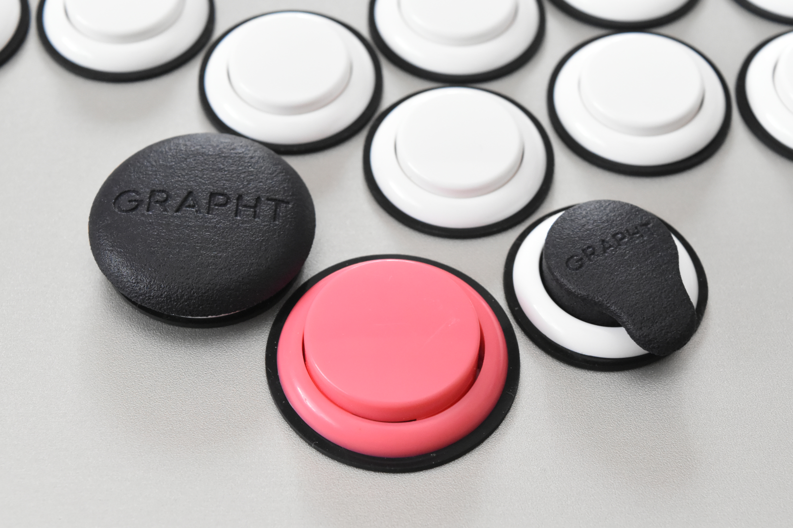 筆者は30mmのボタンをピンクの物に替えて、素早く押したいドライブインパクトとドライブパリィのボタンをクイックアクションボタンキャップに付け替えた