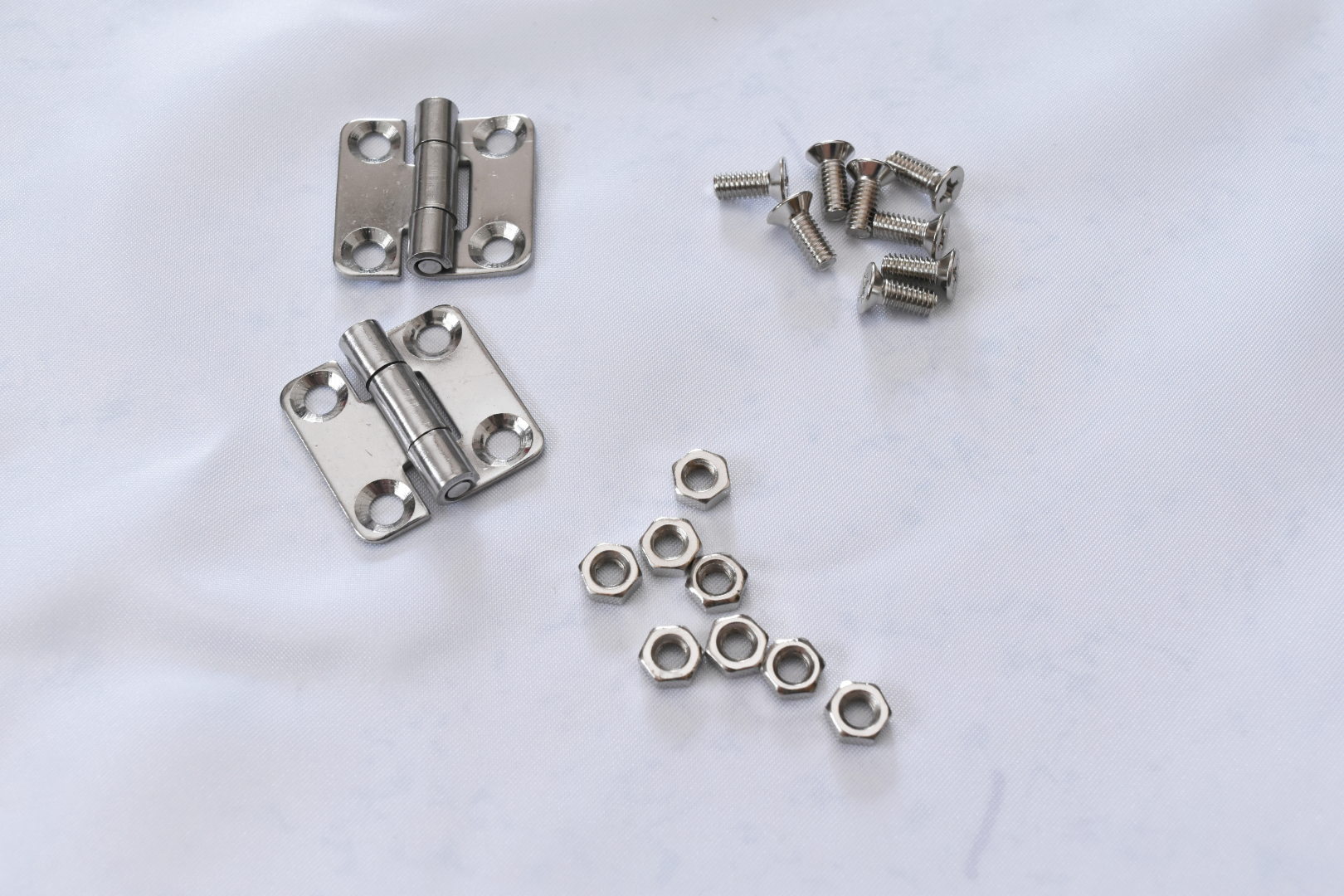 ここで使用する蝶番、ネジ、ナット