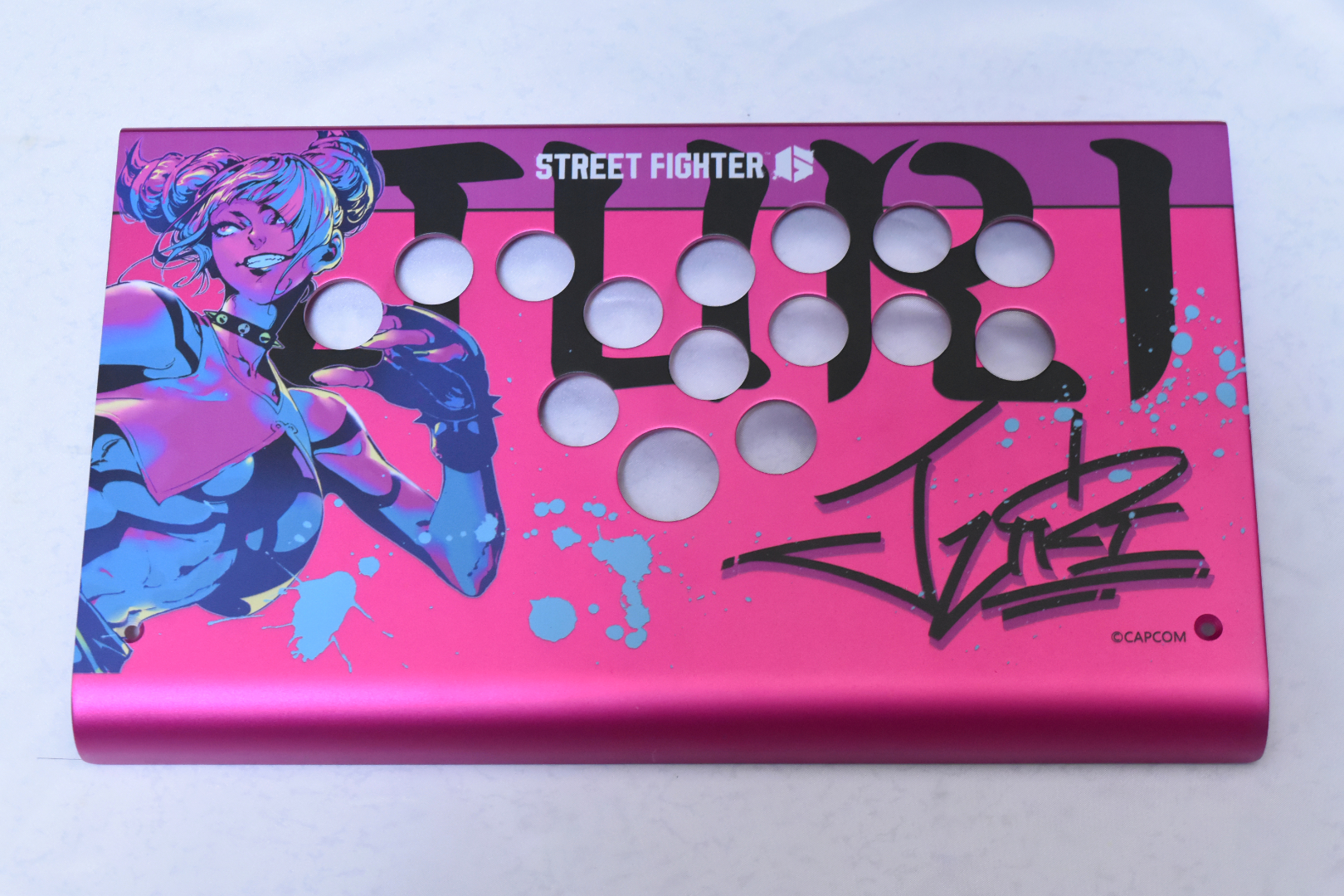 イラストやデザインがプリントされると、無機質だったケースが一変して華やかに